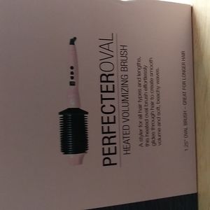 Heated oval voluminzing brush